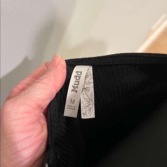 Chic Black Sleeveless Midi Dress - Picture 2 of 6